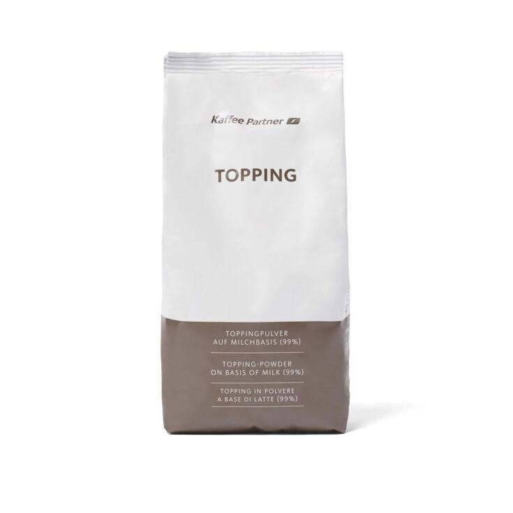 Ein Beutel Topping Milchpulver auf weißem Hintergrund