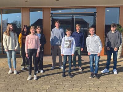 Teilnehmer des Zukunftstages vor dem Kaffee Partner Gebäude