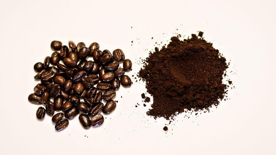 Kaffeebohnen gemahlen und ganz