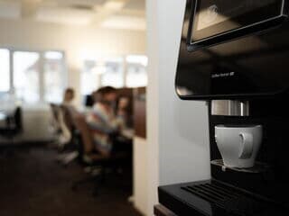 Kaffeevollautomat von Kaffee Partner im Einsatz in einem hellen Großraumbüro