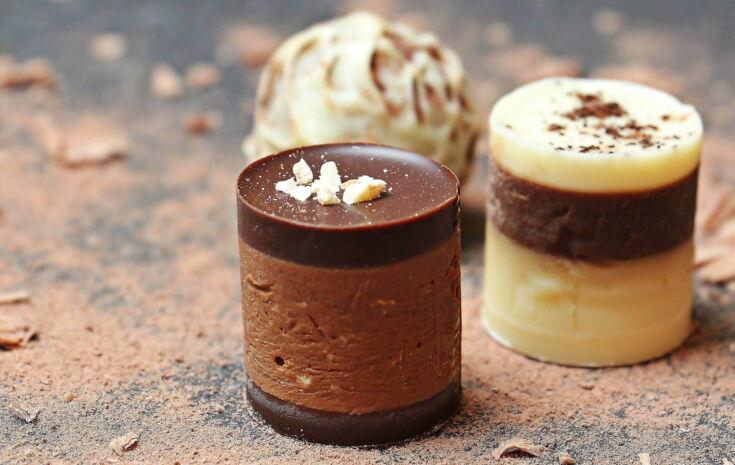 Zwei geschichtete Pralinen