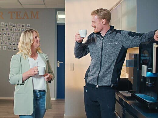 Servicetechniker trinkt Kaffee mit Kunden
