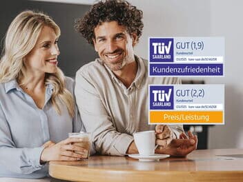 Ein lächelndes Paar genießt Kaffee am Tresen. Der Mann hält eine weiße Tasse, die Frau ein Glas mit Milchschaumgetränk. Über ihnen sind TÜV-Siegel für Zufriedenheit (1,9) und Preis/Leistung (2,2) von TÜV Saarland eingeblendet.