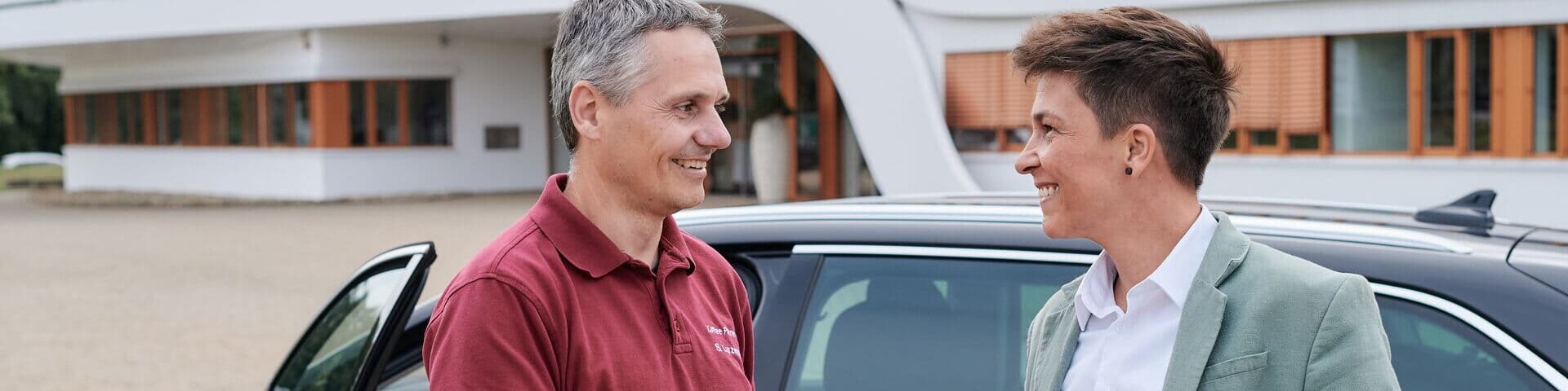 Zwei Mitarbeiter: innen begegnen sich auf Augenhöhe