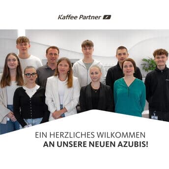 🤎 Herzlich willkommen im Team!

Seit dem 01.08. verstärken uns unsere neuen Auszubildenden, dual Studierenden und Jahrespraktikant:innen in den Bereichen
📦 Kaufmann/-frau für Groß- und Außenhandelsmanagement
💻 Fachinformatiker:in für Systemintegration
⚡ Industrieelektriker:in
📦 Fachkraft für Lagerlogistik

Die ersten drei Tage standen ganz im Zeichen des Kennenlernens und Entdeckens: Ein gemeinsames Mittagessen mit der Geschäftsführung, spannende Einblicke in die Ausbildung, das Kennenlernen von Betriebsrat und JAV, sowie ein Rundgang durch das Unternehmen mit den eigenen Paten. Auch eine Sicherheits-, Sensorik- und Fuhrparkschulung standen auf dem Programm. Ab jetzt heißt es: Eintauchen in den Berufsalltag und durchstarten! 🚀

Wir freuen uns, dass ihr Teil unseres Teams seid – auf eine tolle gemeinsame Zeit! 🤎👏

#ausbildung #Jobstart #Karrierestart #Berufseinstieg #DualesStudium2025 #AzubiLeben #Teamwork