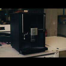 Bei uns geht es nicht nur um Kaffeevollautomaten – es geht um Partnerschaft. 🤝🏼
In diesem Video sehen wir, wie unsere Kaffeevollautomaten durch viele Stationen gehen und von Menschen mit Hingabe und Stolz begleitet werden.
Es ist das Vertrauen, das wir in jede Lieferung stecken, und die Verantwortung, die wir mit jedem Schritt übernehmen. Wir sind mehr als nur Verkäufer – wir sind Dein Partner, der langfristig an Deiner Seite steht.
#KaffeePartner #Partnerschaft #Verantwortung #MehrAlsEinProdukt“