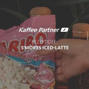 🥶☀️ S’mores Iced-Latte – für die kalten Sommertage, die nach Gemütlichkeit rufen. ☕

Knuspriger Keksboden, süßer Karamellsirup, kühler Latte Macchiato – und on top: fluffige Mini-Marshmallows. So schmeckt der Sommer, selbst wenn’s draußen grau ist. 🌦️Mach deinen Kolleg:innen mit dem Drink eine Freude – so lecker kann Kaffee im Büro sein. ✨🌞

Du brauchst dafür:
🍪 Karamellgebäck
🍯 Maison Routin Karamellsirup
🧊 Eiswürfel
☕ Iced Latte macchiato aus der Barista Suprema
🍬 Mini-Marshmallows

🎬 Einfach nachmachen und genießen! Das Rezept findest du in unseren Highlights.

👉 Zutaten findet ihr in unserem Online-Shop – Link in Bio!

#kaffeeimBüro #icedlatte #smoreslatte #baristasuprema #rezeptidee  #kaffeeliebe #sommerdrink #coffeeinspo #bürokaffee #coffeereel