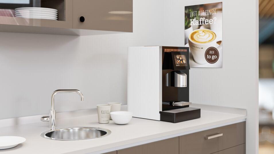 Kaffeevollautomat Crema Duo in weiß lackiert steht auf Küchenzeile eines Büros