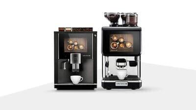 Zwei moderne Kaffeeautomaten stehen nebeneinander und zeigen verschiedene Kaffeespezialitaeten auf dem Display.