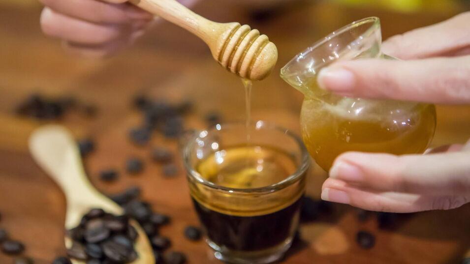 Kaffee wird mit Honig vermengt