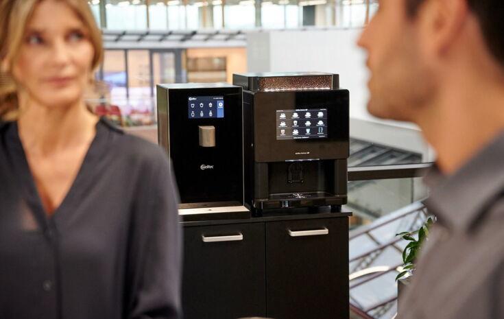 Roland Trettl mit der miniBona2 von Kaffee Partner