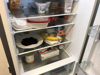 Ein Teller mit Kaffeesatz im vollen Kuehlschrank hilft gegen Geruch