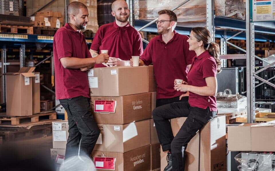 Mitarbeitende aus dem Lager machen eine Kaffeepause