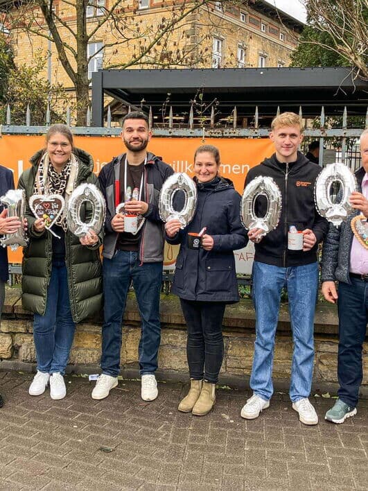 Kaffee Partner Mitarbeitende überreichen gemeinsam mit Geschäftsführer Jörg Baumgart eine Spende in Höhe von 10.000 Euro an die Osnabrücker Kindertafel. Entstanden im Rahmen der jährlichen Aktion „Kaffee Partner for Kids“.