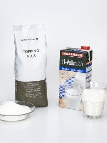 Topping und Frischmilch auf einem Tisch