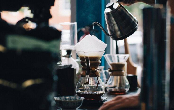 wasser aus kanne in kaffeefilter giessen