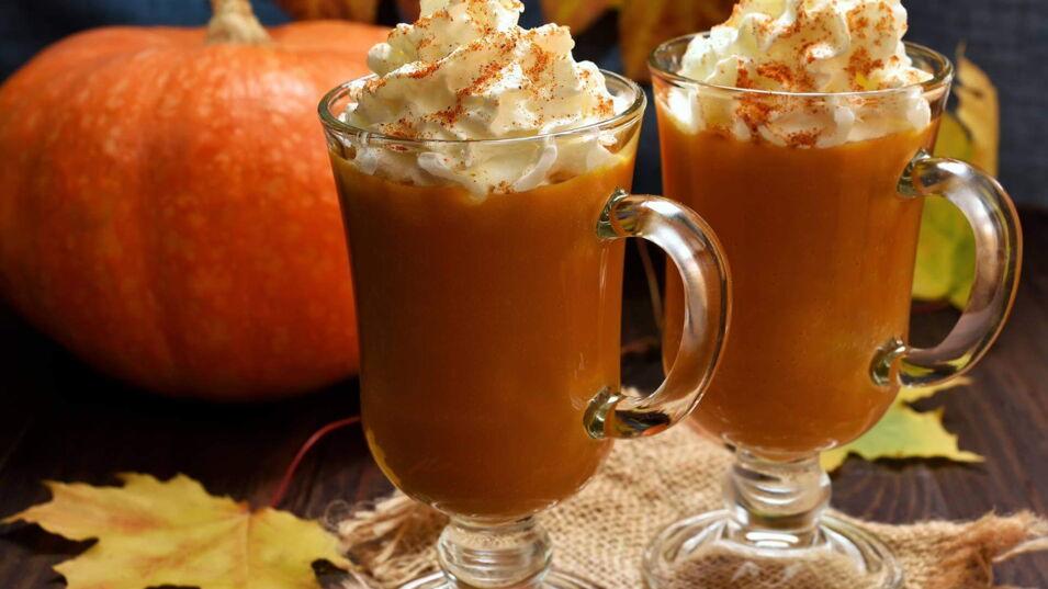 Zwei Kürbis Spice Latte mit Blättern