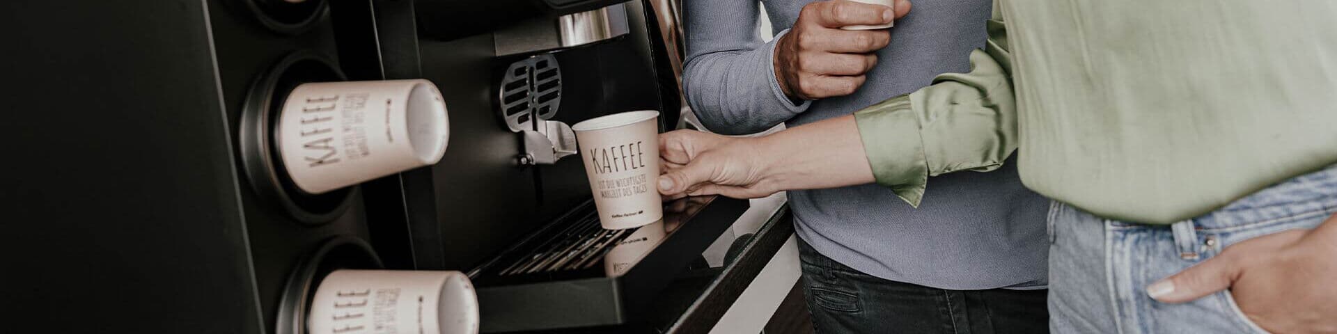 Zwei Personen ziehen sich einen Kaffee an der Multibona 3 von Kaffee Partner
