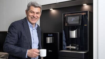 Volker Breid genießt neue Kaffeevollautomaten und Wasserspender von Kaffee Partner