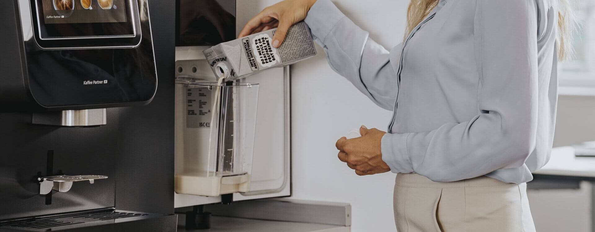 Das Frischmilchmodul der BARISTA Suprema wird mit Hafermilch befüllt