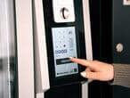 Snackautomat-touchscreen-produktauswahl-bezahlsystem