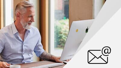 Mann meldet sich für Kaffee Partner Newsletter an