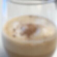 Herbst kann man jetzt trinken. 🍁
Espresso, cremiger Milchschaum und die feine Süße von Ahornsirup: Der Mapleccino bringt gemütliche Herbst-Vibes direkt ins Büro. ☕✨
Zutaten:
▫️ 1 starker Espresso Doppio
▫️ 1 EL Ahornsirup
▫️ 1 EL Zucker
▫️ 150 bis 180 ml Milch oder eine pflanzliche Alternative
▫️ Vanillesirup
▫️ Zimt
Zubereitung:
▫️ Starken Espresso Doppio zubereiten
▫️ Den Ahornsirup in den Espresso geben
▫️ Die Milch aufschäumen
▫️ Vanillesirup und Zimt zu der aufgeschäumten Milch geben
▫️ Die Aufgeschäumte Milch dem Espresso beifügen
▫️ Das Getränk mit etwas Zimt bestäuben
▫️ Genießen ☕
#kaffeepartner #mapleccino #herbst #zimt