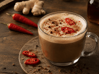 Kaffee mit Chili und Ingwer als würzige Kaffeespezialität im Glas