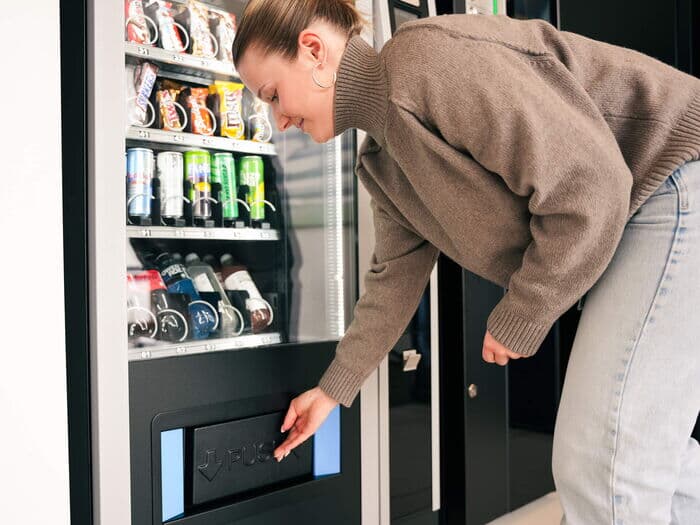 Frau-holt-snack-aus-der-ausgabe